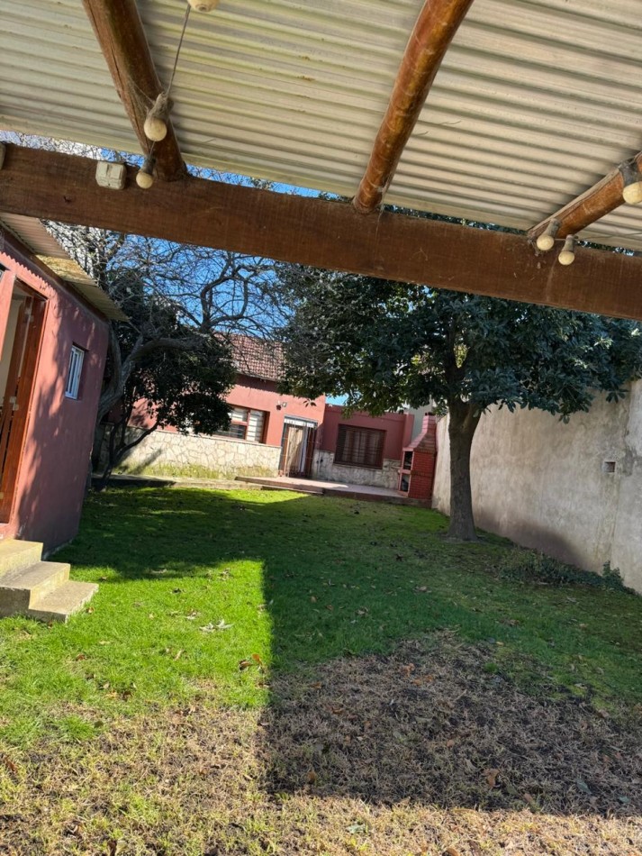 CHALET DE 3 AMBIENTES CON PARQUE, GARAJE Y GALPON.  APTO CREDITO EN COLINAS DE PERALTA RAMOS