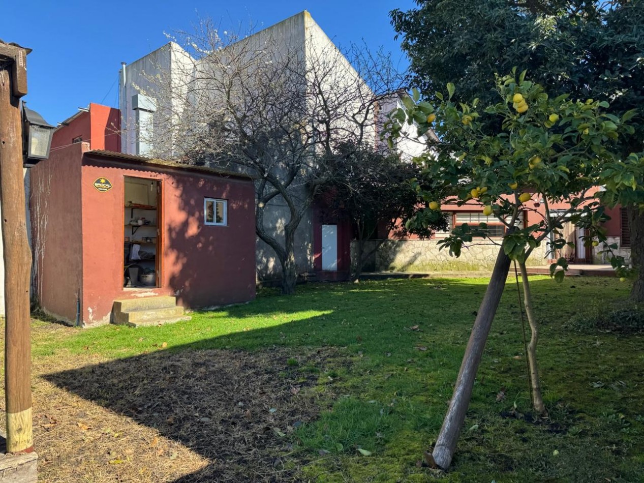 CHALET DE 3 AMBIENTES CON PARQUE, GARAJE Y GALPON.  APTO CREDITO EN COLINAS DE PERALTA RAMOS