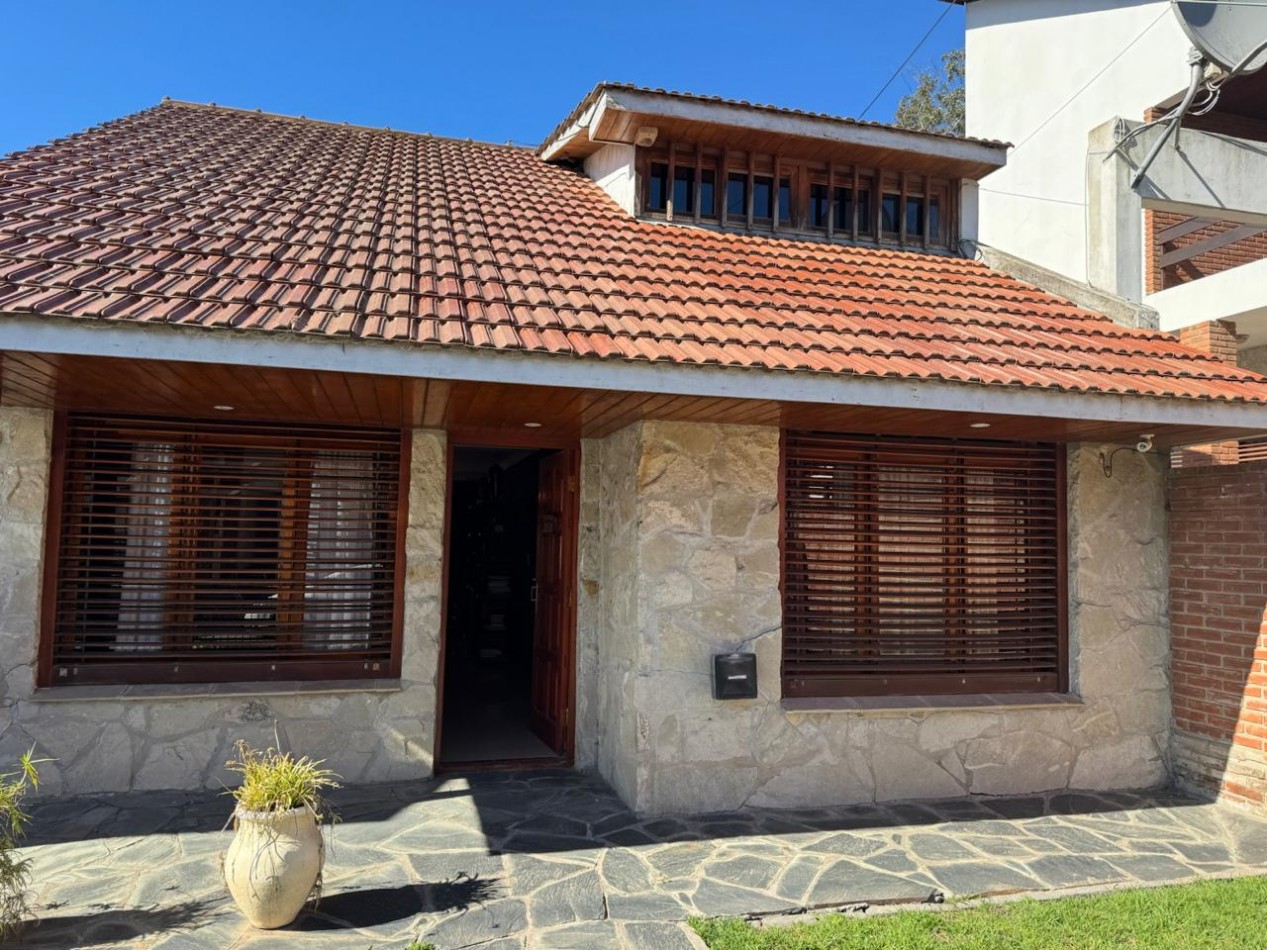 CHALET DE 3 AMBIENTES CON PARQUE, GARAJE Y GALPON.  APTO CREDITO EN COLINAS DE PERALTA RAMOS