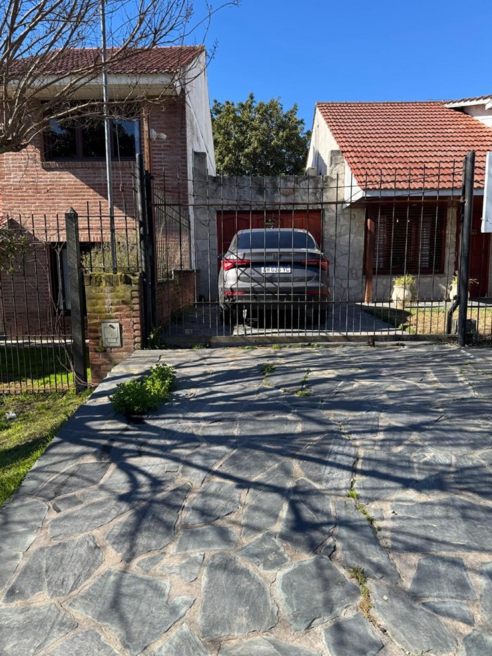CHALET DE 3 AMBIENTES CON PARQUE, GARAJE Y GALPON.  APTO CREDITO EN COLINAS DE PERALTA RAMOS