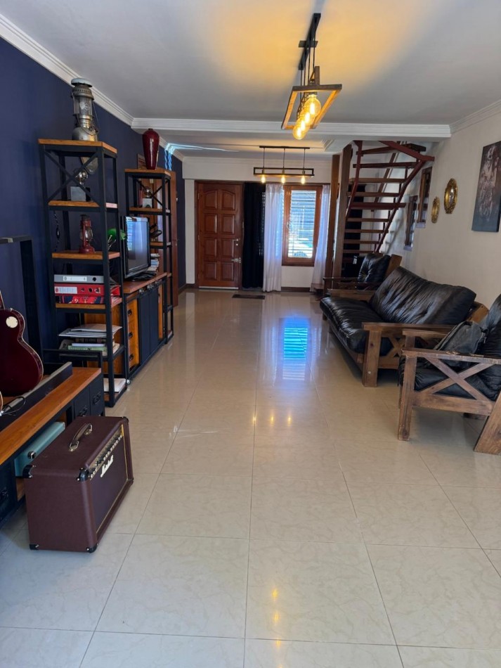CHALET DE 3 AMBIENTES CON PARQUE, GARAJE Y GALPON.  APTO CREDITO EN COLINAS DE PERALTA RAMOS