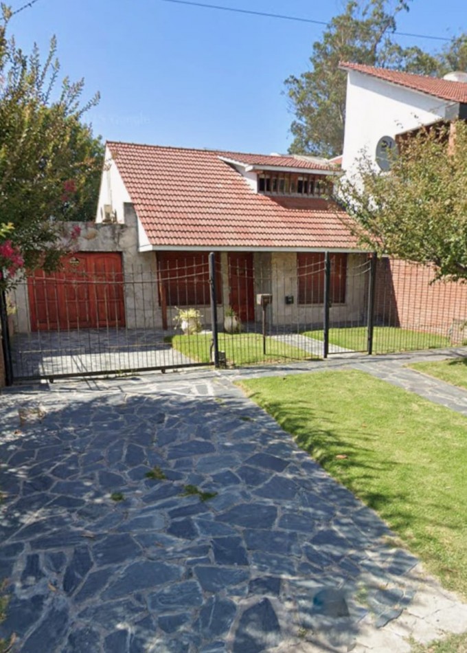 CHALET DE 3 AMBIENTES CON PARQUE, GARAJE Y GALPON.  APTO CREDITO EN COLINAS DE PERALTA RAMOS