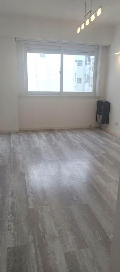 DEPARTAMENTO 2 AMBIENTES A LA CALLE CON DEPENDENCIA Y BAÑO DE SERVICIO EN EL CENTRO