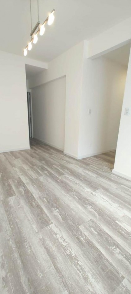 DEPARTAMENTO 2 AMBIENTES A LA CALLE CON DEPENDENCIA Y BAÑO DE SERVICIO EN EL CENTRO