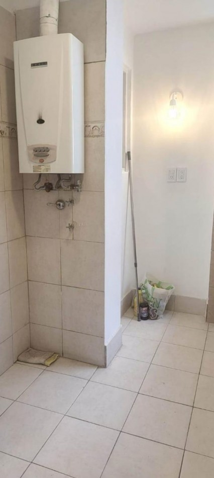 DEPARTAMENTO 2 AMBIENTES A LA CALLE CON DEPENDENCIA Y BAÑO DE SERVICIO EN EL CENTRO