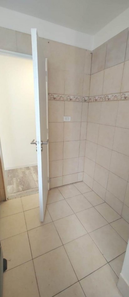 DEPARTAMENTO 2 AMBIENTES A LA CALLE CON DEPENDENCIA Y BAÑO DE SERVICIO EN EL CENTRO