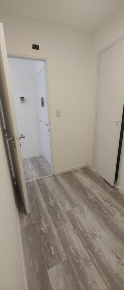 DEPARTAMENTO 2 AMBIENTES A LA CALLE CON DEPENDENCIA Y BAÑO DE SERVICIO EN EL CENTRO