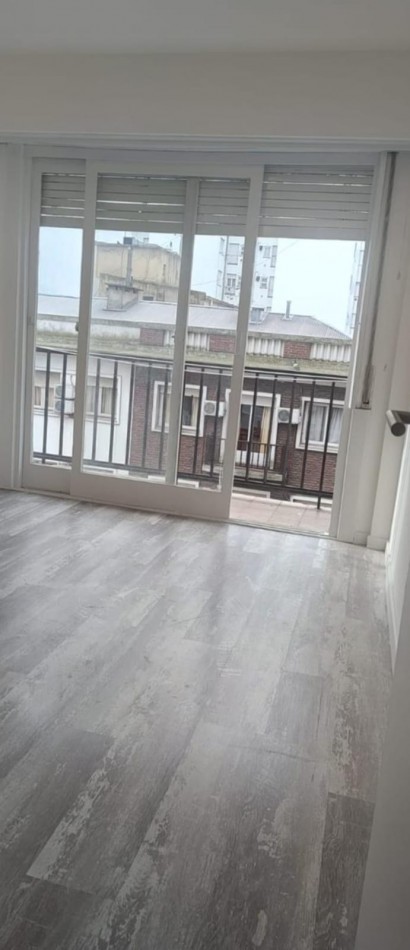 DEPARTAMENTO 2 AMBIENTES A LA CALLE CON DEPENDENCIA Y BAÑO DE SERVICIO EN EL CENTRO