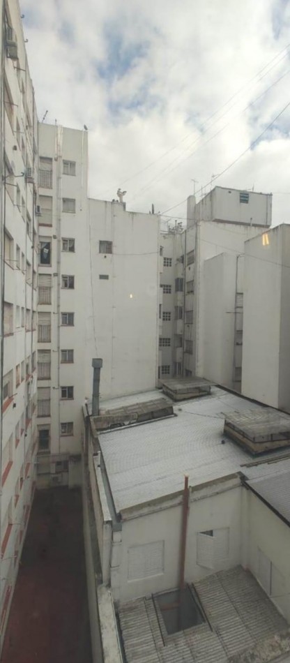 DEPARTAMENTO 2 AMBIENTES A LA CALLE CON DEPENDENCIA Y BAÑO DE SERVICIO EN EL CENTRO
