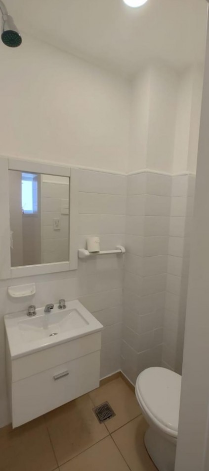 DEPARTAMENTO 2 AMBIENTES A LA CALLE CON DEPENDENCIA Y BAÑO DE SERVICIO EN EL CENTRO