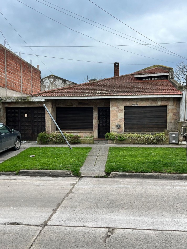 CHALET 4 AMBIENTES CON GARAJE Y QUINCHO SOBRE LOTE DE 234M2 EN VILLA LOURDES
