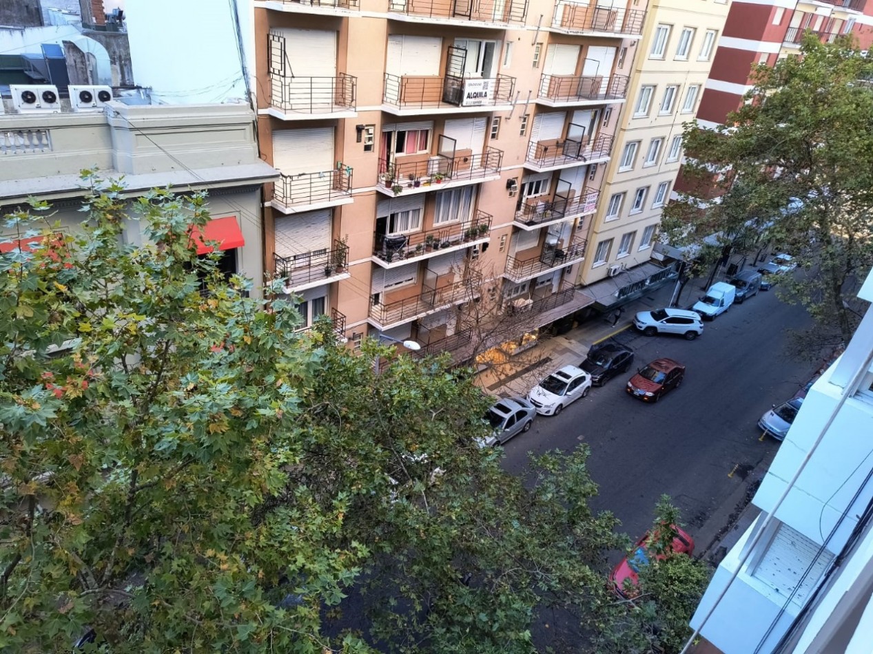 DEPARTAMENTO 2 AMBIENTES A LA CALLE CON BALCON FRANCES, EN ESTADO ORIGINAL EN EL CENTRO