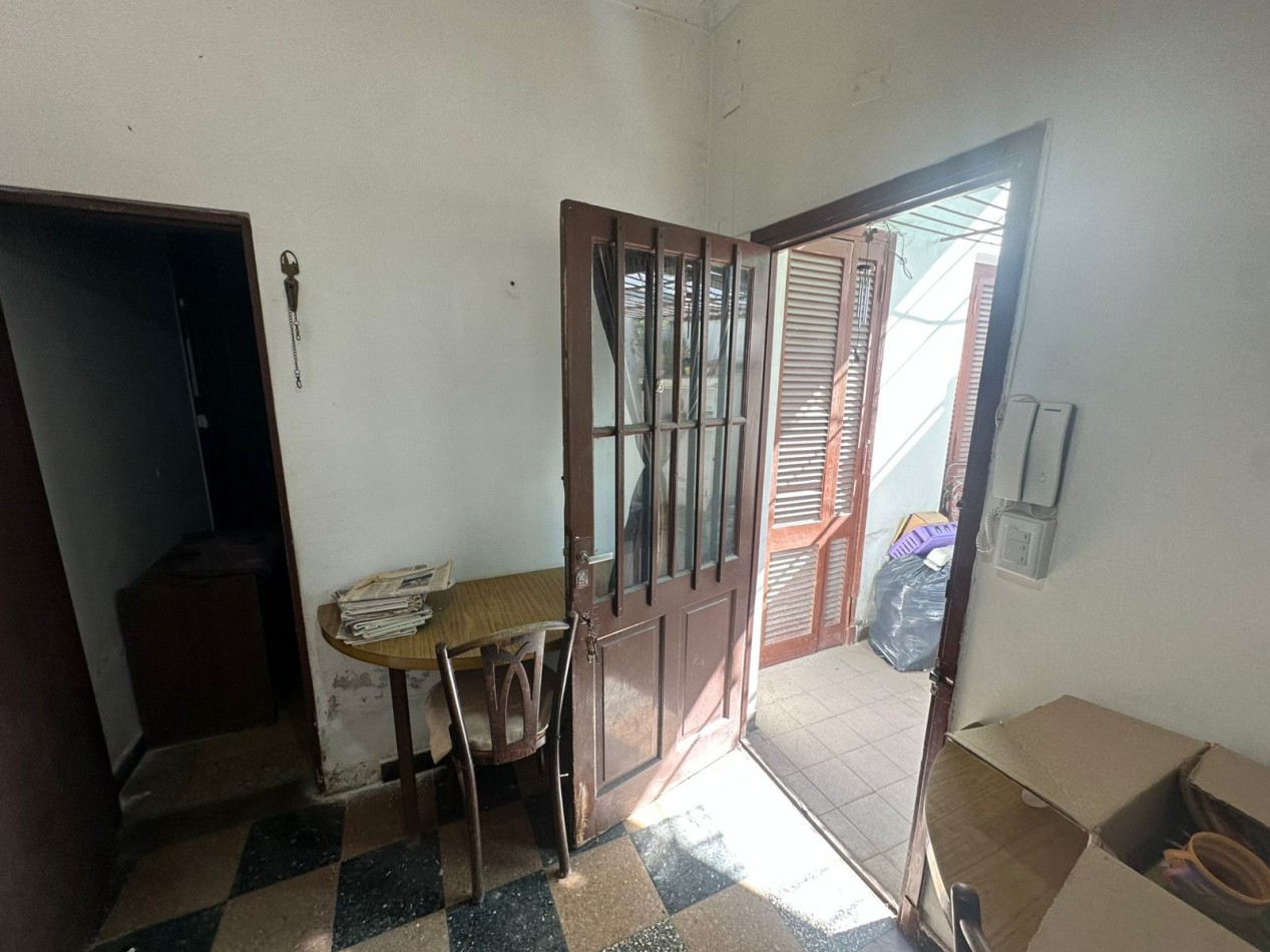 PH DE 2 AMBIENTES CON PATIO EN PLANTA BAJA POR PASILLO A MEJORAR