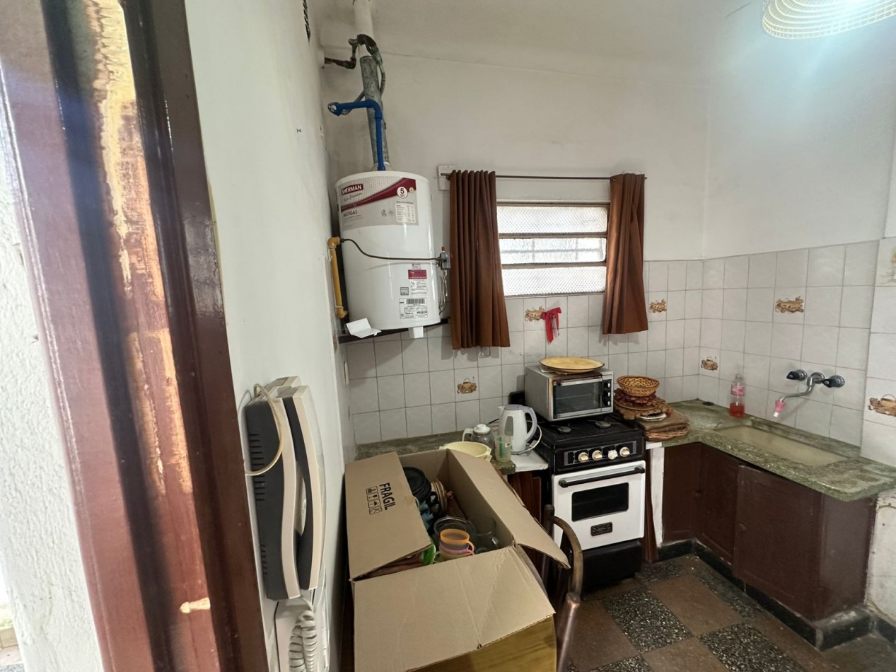 PH DE 2 AMBIENTES CON PATIO EN PLANTA BAJA POR PASILLO A MEJORAR