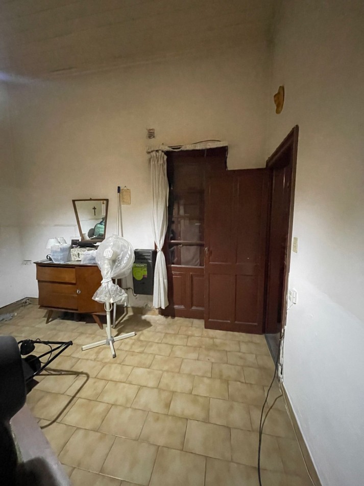 PH DE 2 AMBIENTES CON PATIO EN PLANTA BAJA POR PASILLO A MEJORAR