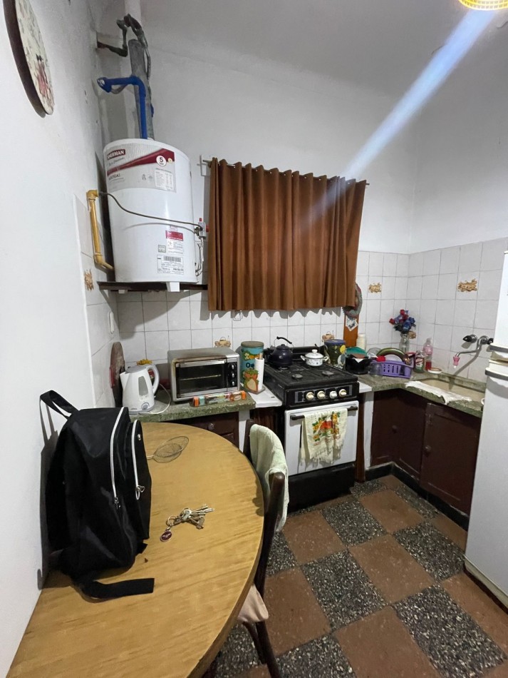 PH DE 2 AMBIENTES CON PATIO EN PLANTA BAJA POR PASILLO A MEJORAR