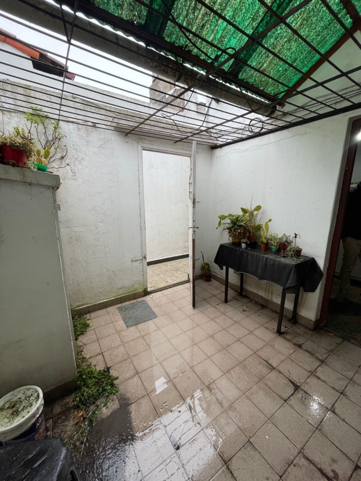 PH DE 2 AMBIENTES CON PATIO EN PLANTA BAJA POR PASILLO A MEJORAR
