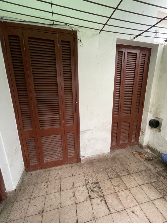 PH DE 2 AMBIENTES CON PATIO EN PLANTA BAJA POR PASILLO A MEJORAR