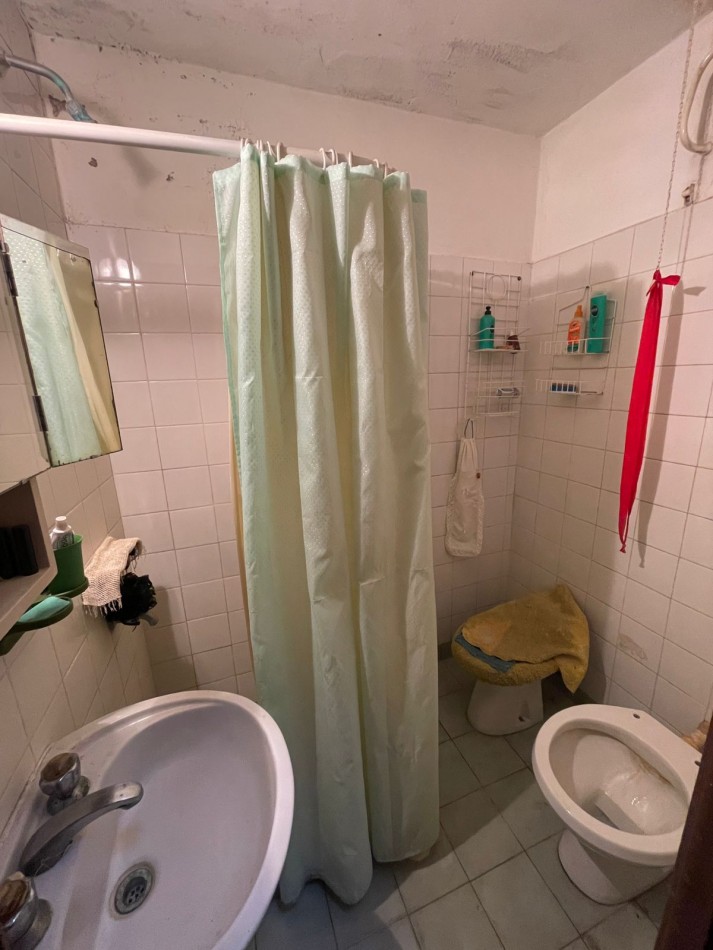 PH DE 2 AMBIENTES CON PATIO EN PLANTA BAJA POR PASILLO A MEJORAR