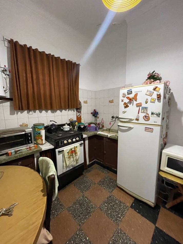 PH DE 2 AMBIENTES CON PATIO EN PLANTA BAJA POR PASILLO A MEJORAR
