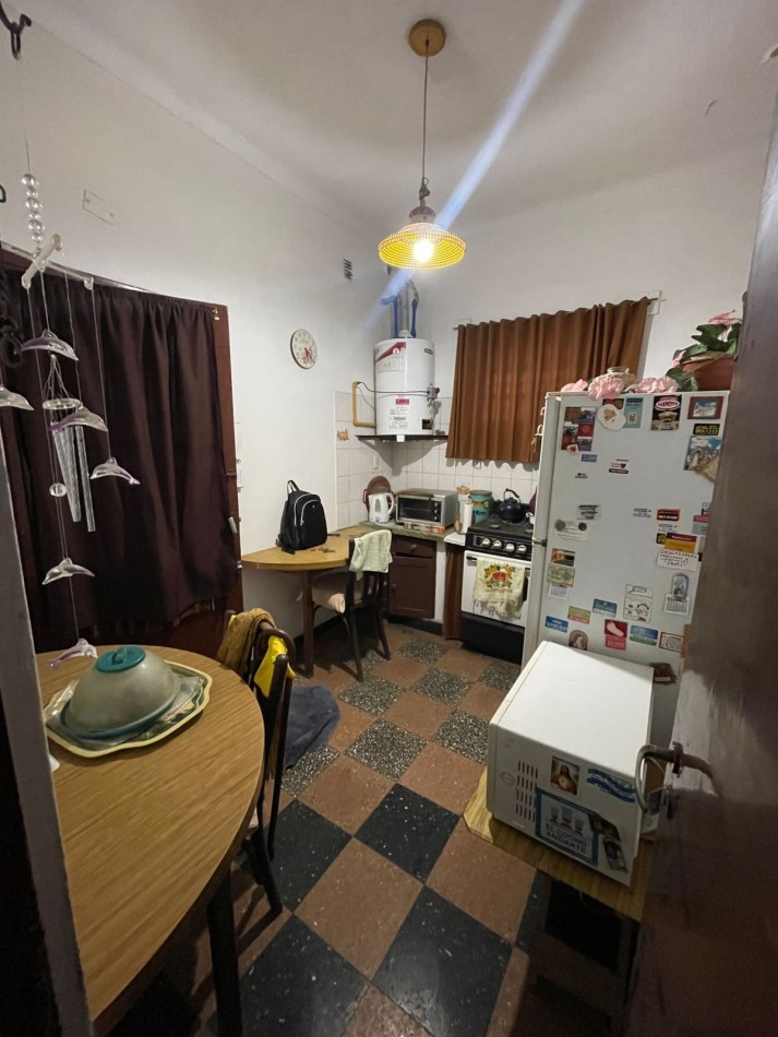 PH DE 2 AMBIENTES CON PATIO EN PLANTA BAJA POR PASILLO A MEJORAR