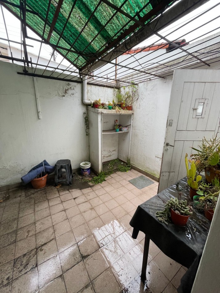 PH DE 2 AMBIENTES CON PATIO EN PLANTA BAJA POR PASILLO A MEJORAR