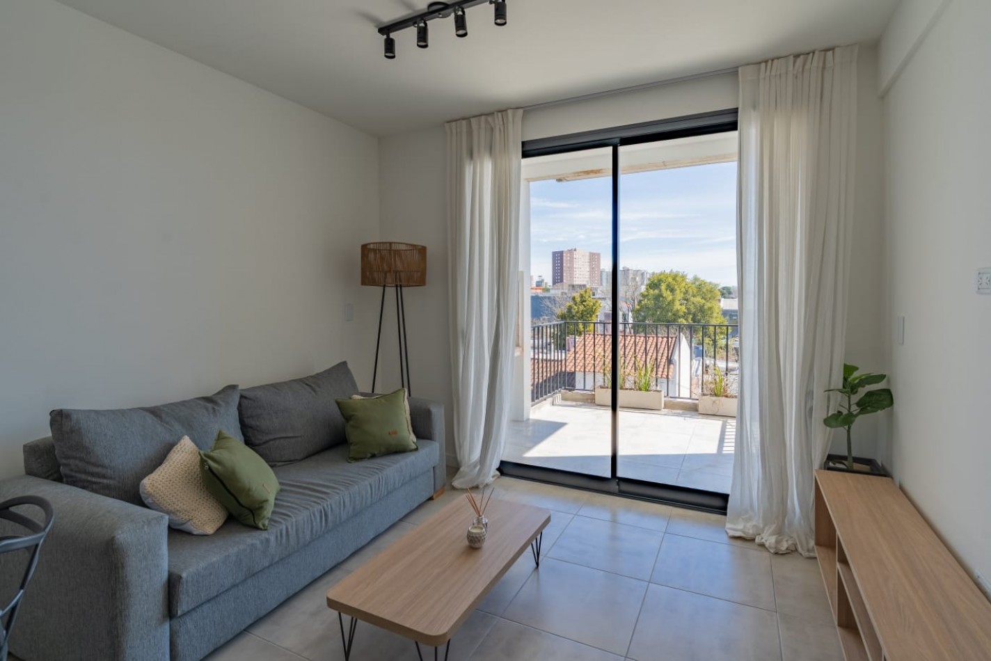 DEPARTAMENTO 2 AMB A LA CALLE CON BALCON Y PARRILLA A ESTRENAR, CON OPCION DE COCHERA