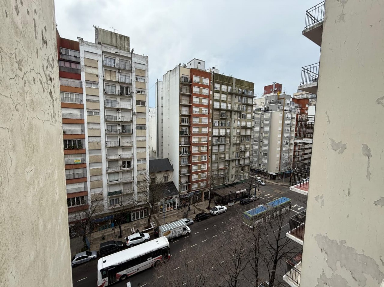 DEPARTAMENTO 3 AMBIENTES A LA CALLE  CON BALCON EN PLAZA COLON