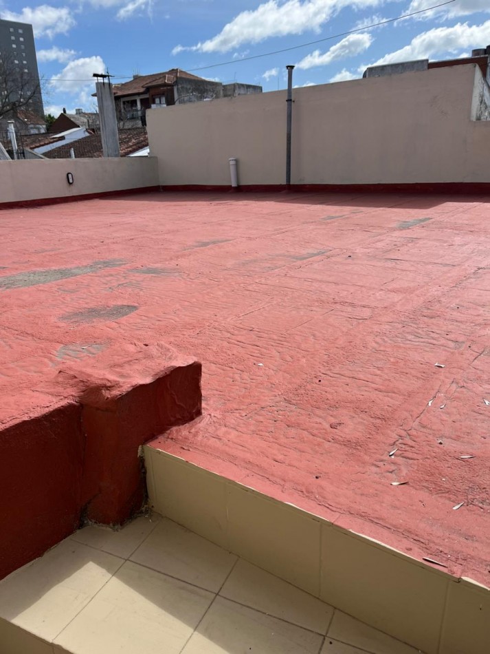 PH 3 AMBIENTES POR PASILLO CON PATIO Y GRAN TERRAZA, TOTALMENTE RECICLADO. APTO CREDITO