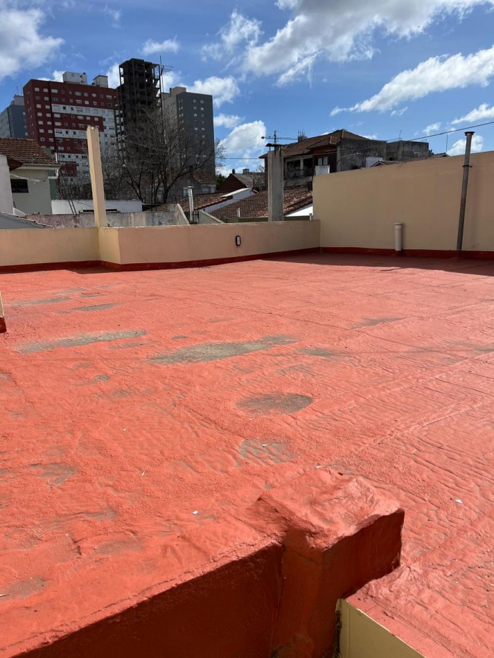PH 3 AMBIENTES POR PASILLO CON PATIO Y GRAN TERRAZA, TOTALMENTE RECICLADO. APTO CREDITO