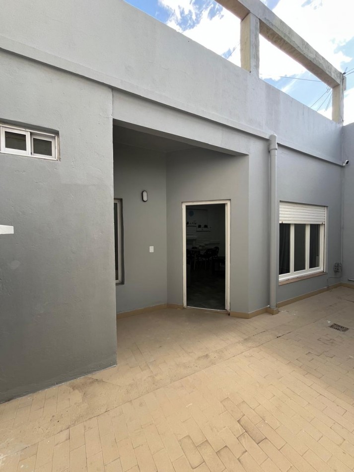 PH 3 AMBIENTES POR PASILLO CON PATIO Y GRAN TERRAZA, TOTALMENTE RECICLADO. APTO CREDITO