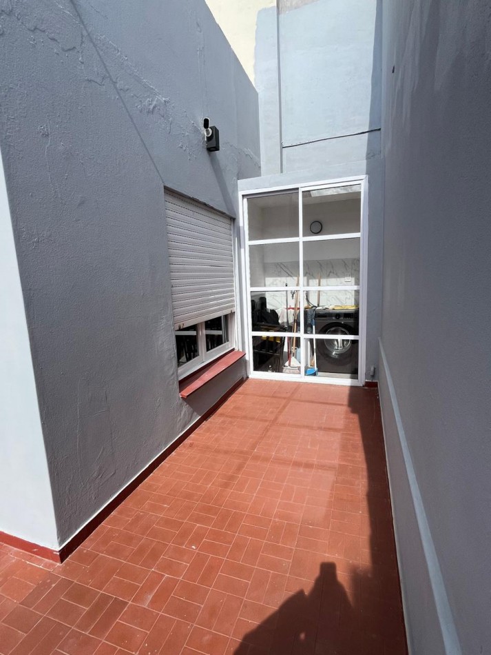 PH 3 AMBIENTES POR PASILLO CON PATIO Y GRAN TERRAZA, TOTALMENTE RECICLADO. APTO CREDITO