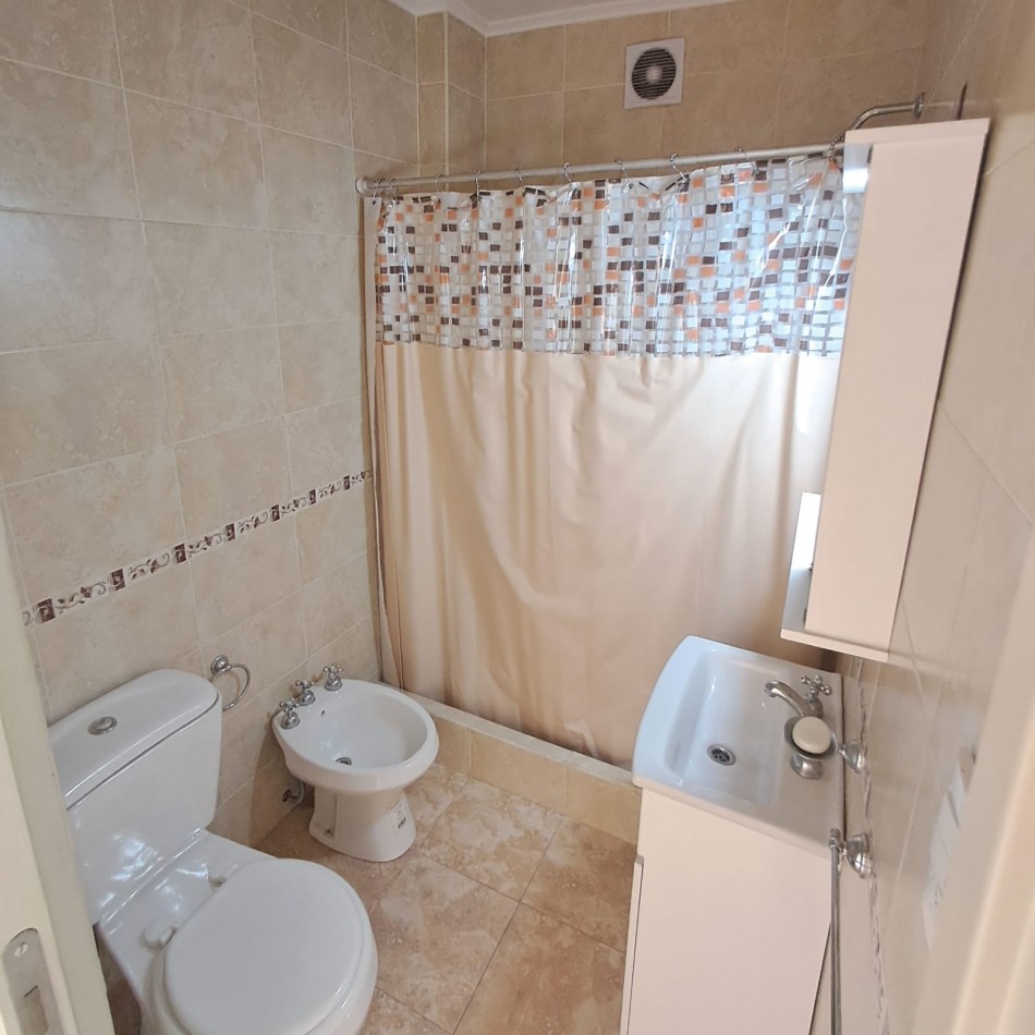 DEPARTAMENTO DE 2 AMB A LA CALLE CON BALCON SALIENTE EN VEREDA DE SOL Y DEPENDENCIA EN PLAZA COLON