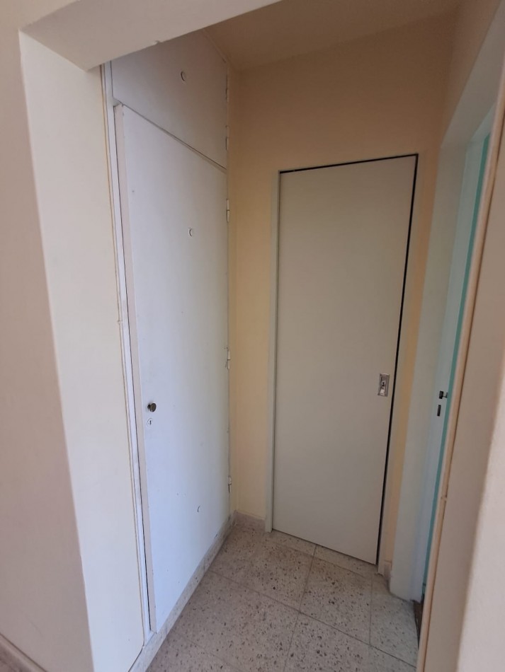 DEPARTAMENTO DE 2 AMB A LA CALLE CON BALCON SALIENTE EN VEREDA DE SOL Y DEPENDENCIA EN PLAZA COLON
