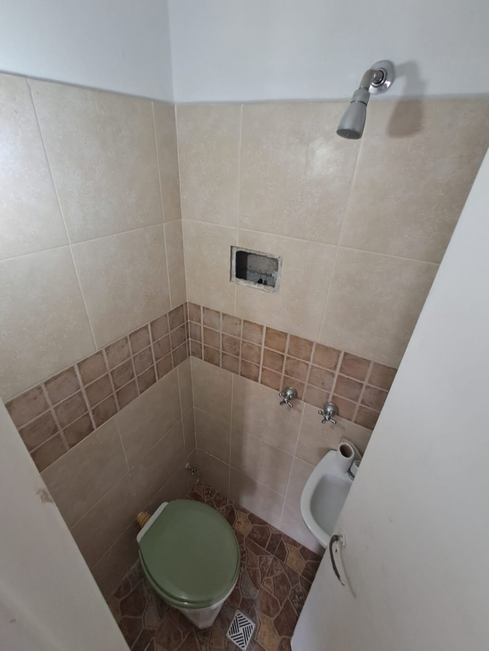 DEPARTAMENTO DE 2 AMB A LA CALLE CON BALCON SALIENTE EN VEREDA DE SOL Y DEPENDENCIA EN PLAZA COLON