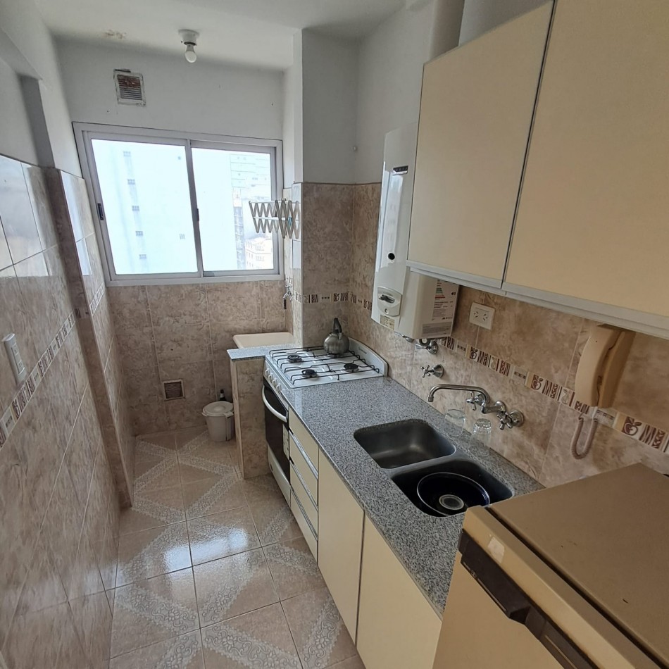 DEPARTAMENTO DE 2 AMB A LA CALLE CON BALCON SALIENTE EN VEREDA DE SOL Y DEPENDENCIA EN PLAZA COLON