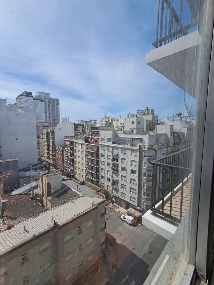 DEPARTAMENTO DE 2 AMB A LA CALLE CON BALCON SALIENTE EN VEREDA DE SOL Y DEPENDENCIA EN PLAZA COLON