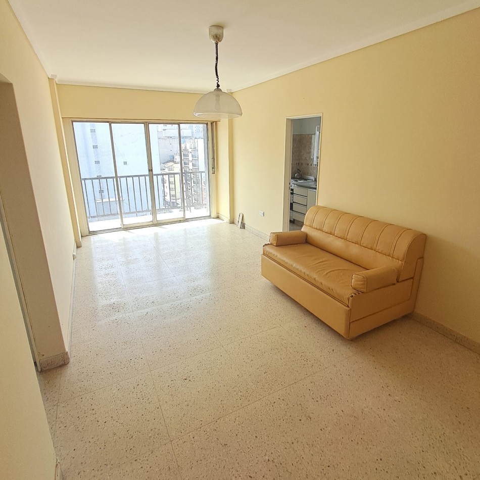 DEPARTAMENTO DE 2 AMB A LA CALLE CON BALCON SALIENTE EN VEREDA DE SOL Y DEPENDENCIA EN PLAZA COLON