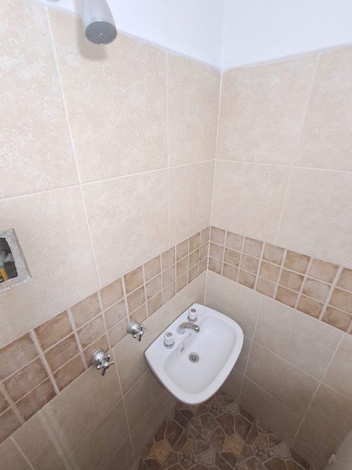 DEPARTAMENTO DE 2 AMB A LA CALLE CON BALCON SALIENTE EN VEREDA DE SOL Y DEPENDENCIA EN PLAZA COLON