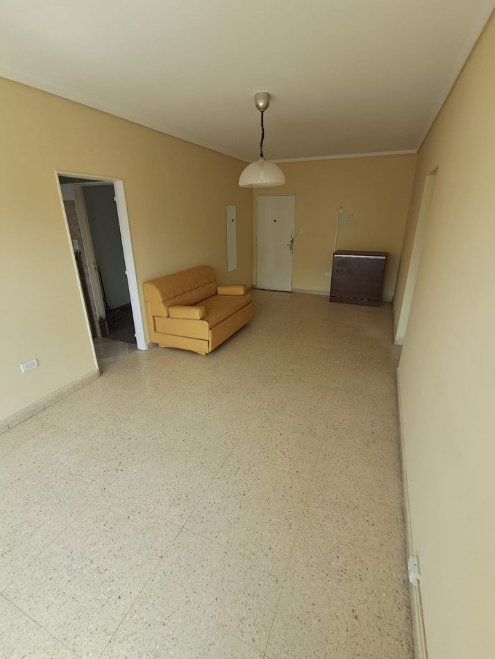 DEPARTAMENTO DE 2 AMB A LA CALLE CON BALCON SALIENTE EN VEREDA DE SOL Y DEPENDENCIA EN PLAZA COLON
