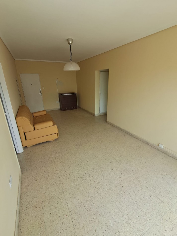 DEPARTAMENTO DE 2 AMB A LA CALLE CON BALCON SALIENTE EN VEREDA DE SOL Y DEPENDENCIA EN PLAZA COLON