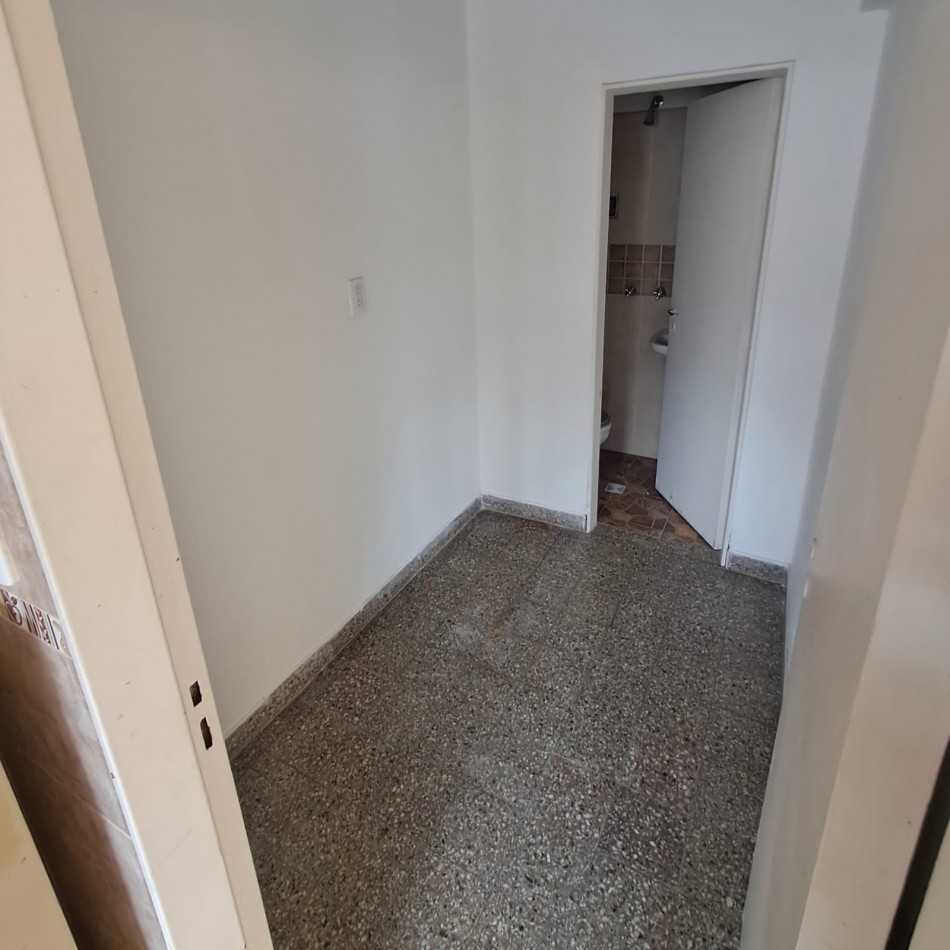 DEPARTAMENTO DE 2 AMB A LA CALLE CON BALCON SALIENTE EN VEREDA DE SOL Y DEPENDENCIA EN PLAZA COLON