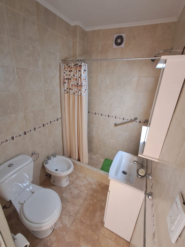DEPARTAMENTO DE 2 AMB A LA CALLE CON BALCON SALIENTE EN VEREDA DE SOL Y DEPENDENCIA EN PLAZA COLON