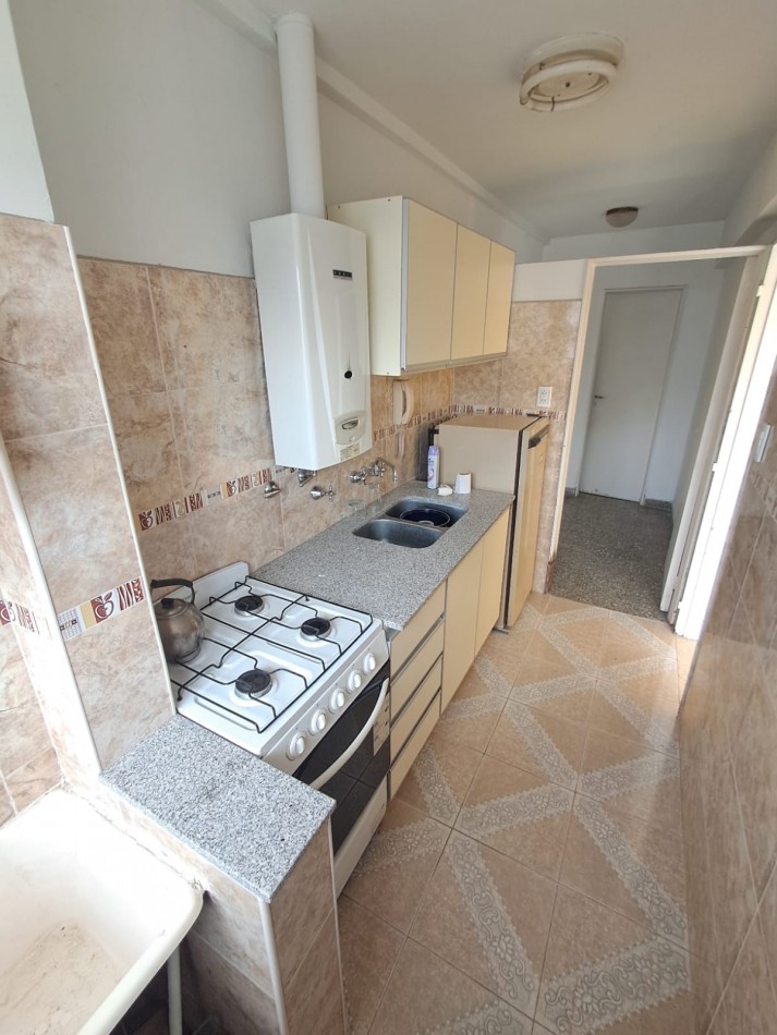 DEPARTAMENTO DE 2 AMB A LA CALLE CON BALCON SALIENTE EN VEREDA DE SOL Y DEPENDENCIA EN PLAZA COLON