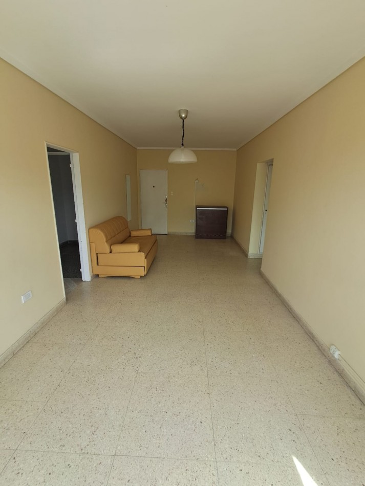DEPARTAMENTO DE 2 AMB A LA CALLE CON BALCON SALIENTE EN VEREDA DE SOL Y DEPENDENCIA EN PLAZA COLON