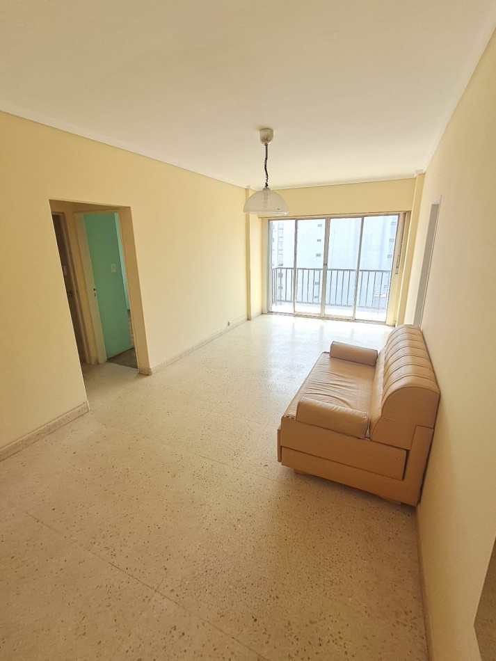 DEPARTAMENTO DE 2 AMB A LA CALLE CON BALCON SALIENTE EN VEREDA DE SOL Y DEPENDENCIA EN PLAZA COLON