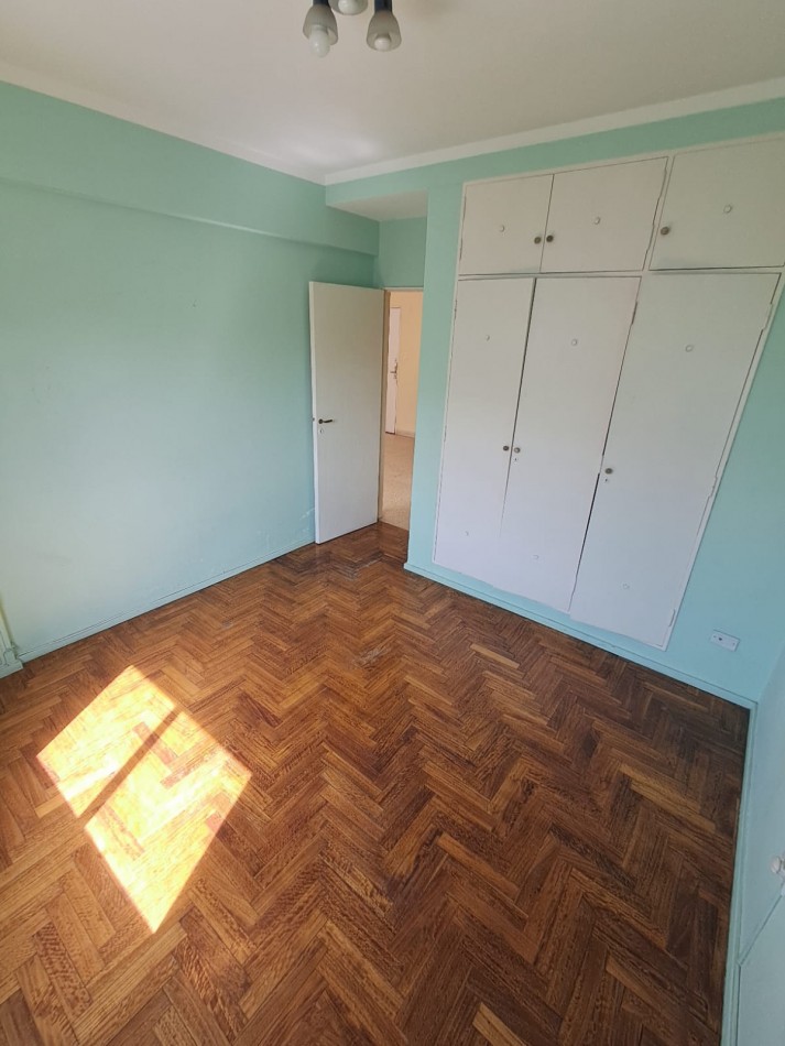 DEPARTAMENTO DE 2 AMB A LA CALLE CON BALCON SALIENTE EN VEREDA DE SOL Y DEPENDENCIA EN PLAZA COLON