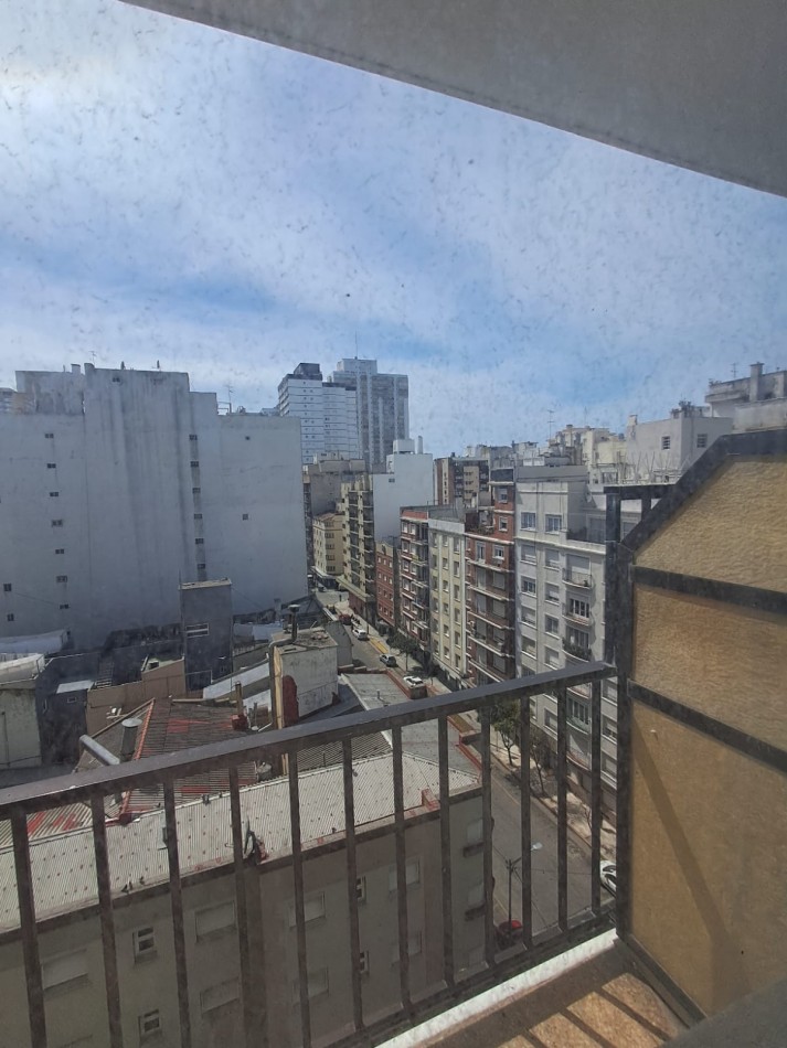 DEPARTAMENTO DE 2 AMB A LA CALLE CON BALCON SALIENTE EN VEREDA DE SOL Y DEPENDENCIA EN PLAZA COLON