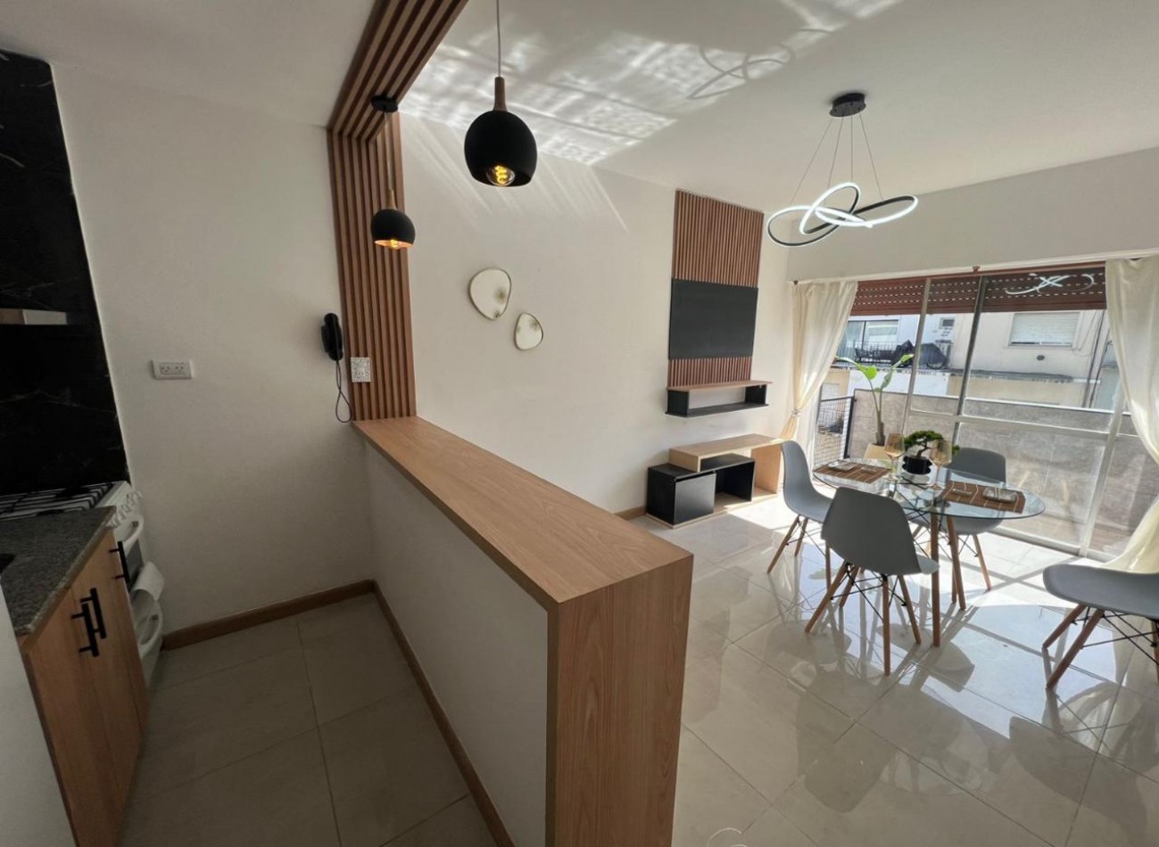 DEPARTAMENTO 2 AMBIENTES A LA CALLE CON BALCON SALIENTE EN ALDREY