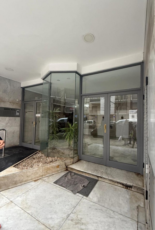 DEPARTAMENTO 2 AMBIENTES A LA CALLE CON BALCON SALIENTE EN ALDREY